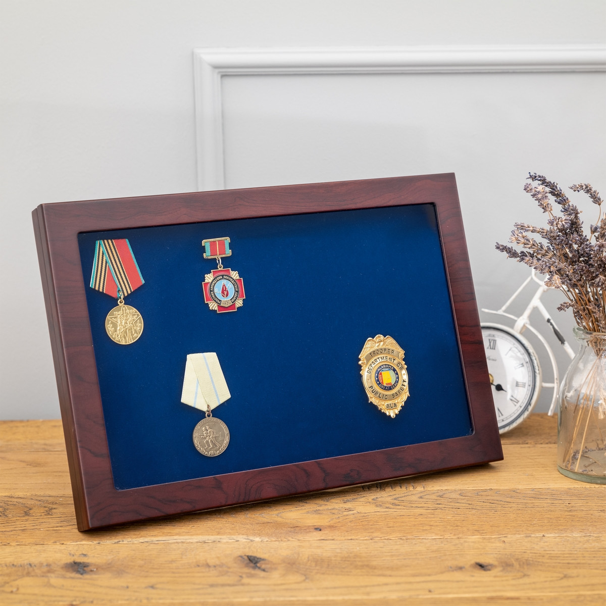 Vitrine de collectionneur pour médailles, médailles, cadre en bois massif,  pour médailles, décorations, épingles, badges (couleur bois) : :  Maison