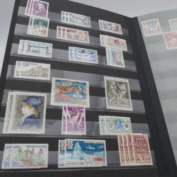 Vrac philatélique de timbres du monde en un carton.