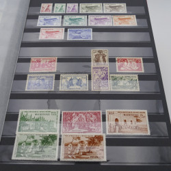 Vrac philatélique de timbres du monde en un carton.