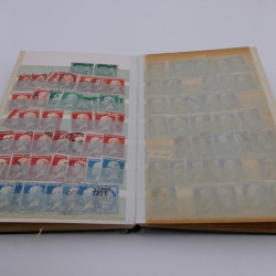 Vrac philatélique de timbres du monde en un carton.