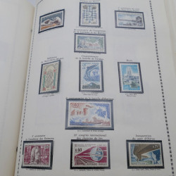 Vrac philatélique de timbres de France et monde en un carton.