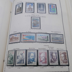 Vrac philatélique de timbres de France et monde en un carton.