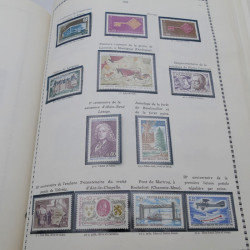 Vrac philatélique de timbres de France et monde en un carton.