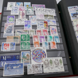 Vrac philatélique de timbres de France et monde en un carton.