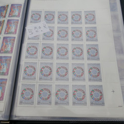 Vrac philatélique de timbres de France et monde en un carton.