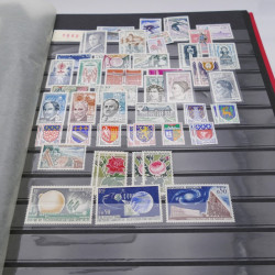 Vrac philatélique de timbres de France et monde en un carton.