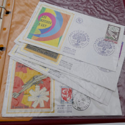 Vrac philatélique de timbres de France et monde en un carton.