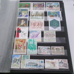 Vrac philatélique de timbres de France et monde en un carton.