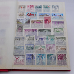 Vrac philatélique de timbres de France et monde en un carton.