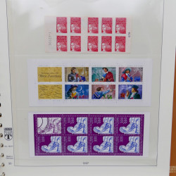 Collection carnets de timbres de France 1963-2011 neufs en 2 albums.