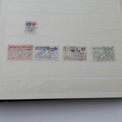 Vrac de timbres de France et monde en un carton.