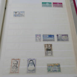 Vrac de timbres de France et monde en un carton.