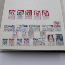 Vrac de timbres de France et monde en un carton.