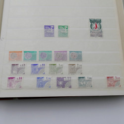 Vrac de timbres de France et monde en un carton.