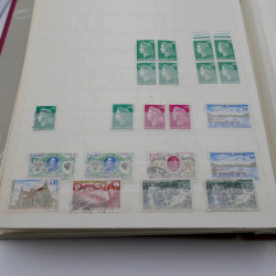 Vrac de timbres de France et monde en un carton.