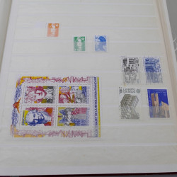 Vrac de timbres de France et monde en un carton.