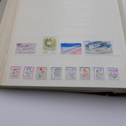 Vrac de timbres de France et monde en un carton.