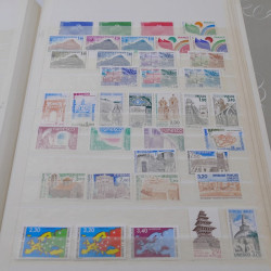 Vrac de timbres de France et monde en un carton.