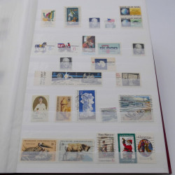 Vrac de timbres de France et monde en un carton.