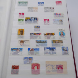 Vrac de timbres de France et monde en un carton.