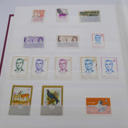 Vrac de timbres de France et monde en un carton.