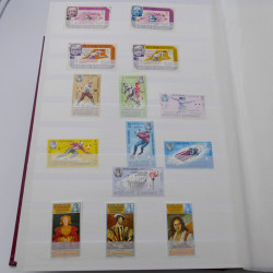 Vrac de timbres de France et monde en un carton.