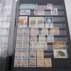 Vrac de timbres de France et monde en un carton.