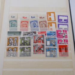 Vrac de timbres de France et monde en un carton.