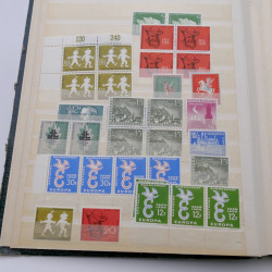 Vrac de timbres de France et monde en un carton.