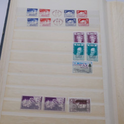 Vrac de timbres de France et monde en un carton.