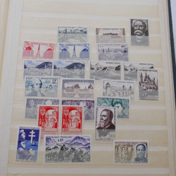 Vrac de timbres de France et monde en un carton.