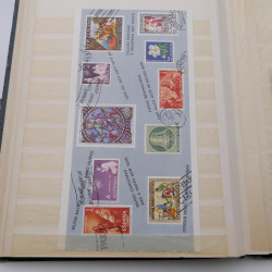 Vrac de timbres de France et monde en un carton.