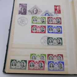 Vrac de timbres de France et monde en un carton.