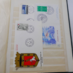 Vrac de timbres de France et monde en un carton.