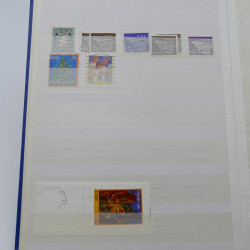 Vrac de timbres de France et monde en un carton.