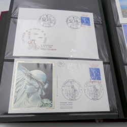 Vrac de timbres de France et monde en un carton.