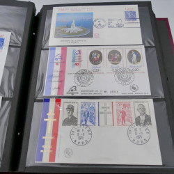 Vrac de timbres de France et monde en un carton.