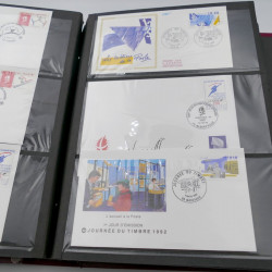 Vrac de timbres de France et monde en un carton.