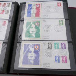 Vrac de timbres de France et monde en un carton.