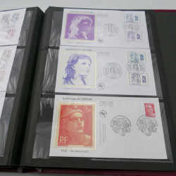 Vrac de timbres de France et monde en un carton.