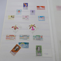 Vrac de timbres de France et monde en un carton.