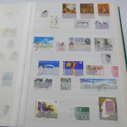 Vrac de timbres de France et monde en un carton.