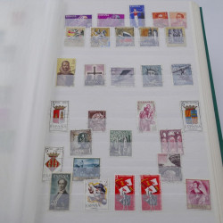 Vrac de timbres de France et monde en un carton.