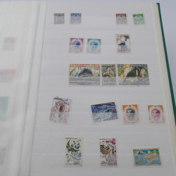 Vrac de timbres de France et monde en un carton.