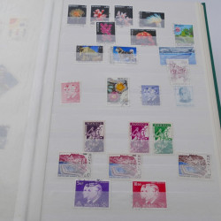 Vrac de timbres de France et monde en un carton.