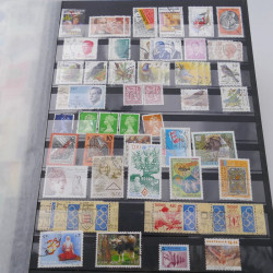 Vrac de timbres de France et monde en un carton.