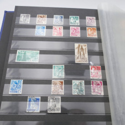 Vrac de timbres de France et monde en un carton.