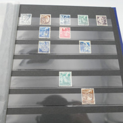 Vrac de timbres de France et monde en un carton.