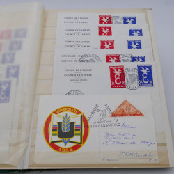 Vrac de timbres de France et monde en un carton.