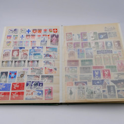 Vrac de timbres de France et monde en un carton.